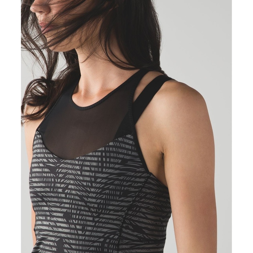 Lululemon Tank Top Women's 4 Black Stripe Running In The City‎ Shelf Bra Tank - Picture 10 of 11
